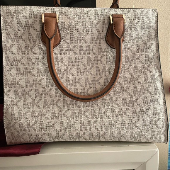 Michael Kors Handbag - Picture 2 of 6